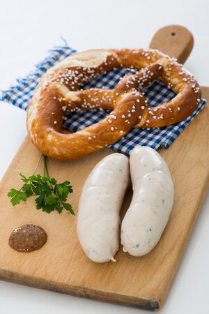 weisswurst_brezel_senf-576403584.jpg