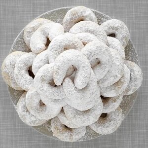 vegane-vanillekipferl-ohne-ei-austrian-vanilla-crescent-cookies-plantbasedredhead-1x1-1.jpeg