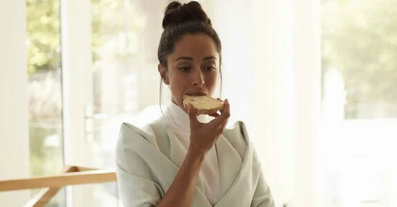 7038e1d57eecc86ebd9d1dfafd53515ef2-26-oona-chaplin-black-mirror.2x.rsocial.w600_jpg.jpg
