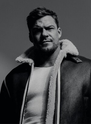 alan-ritchson-by-ryan-pfluger-for-british-gq-april-2024-3.jpeg