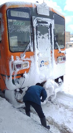 cleaning snow from train.jpg