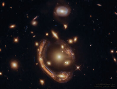 MoltenEinsteinRing_HubbleLodge_960.jpg