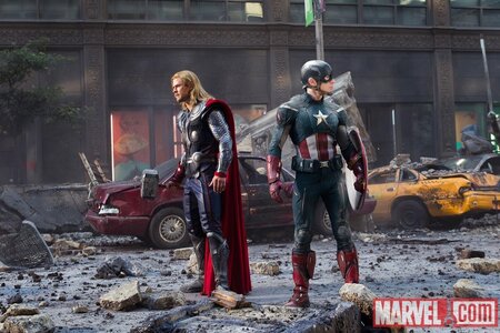 The-Avengers-Evans-and-Hemsworth-2.jpg